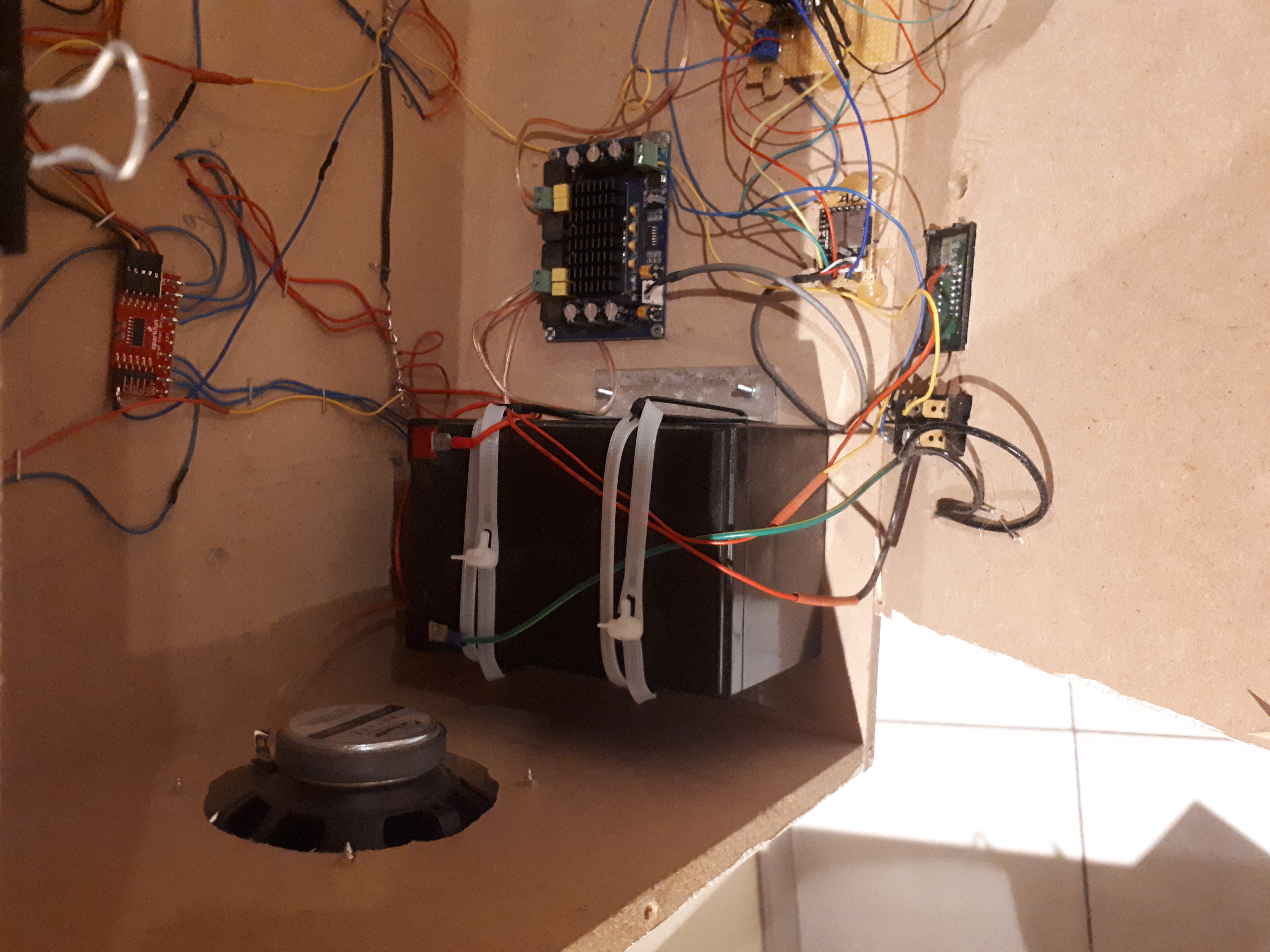 The inside electronics with the battery, Arduino and the amp. The drivers are attached to the front panel